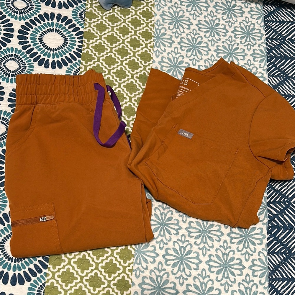 FIGS Brown Set of Scrubs 🤎